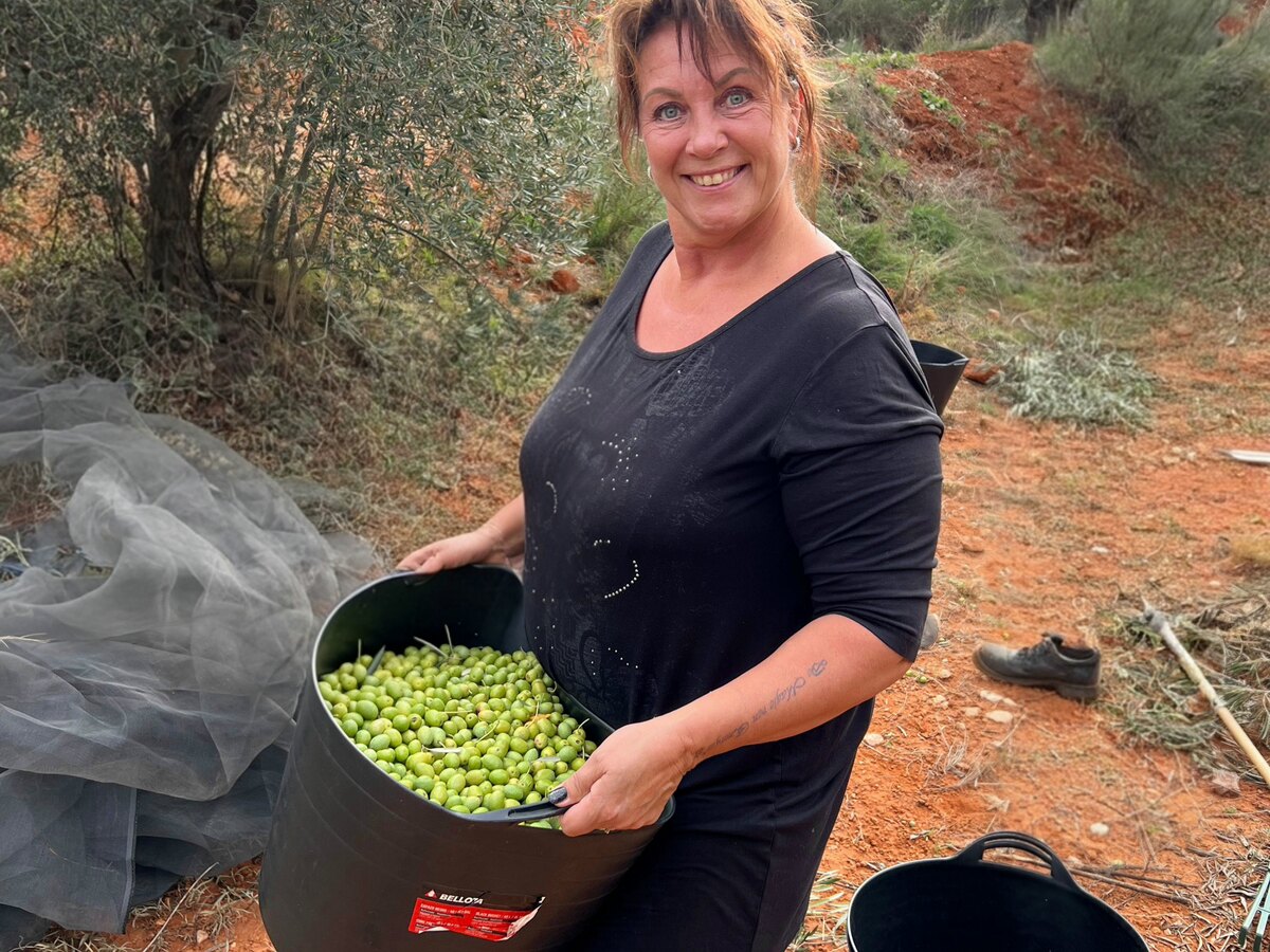 Monique bij de olijvenoogst in Spanje