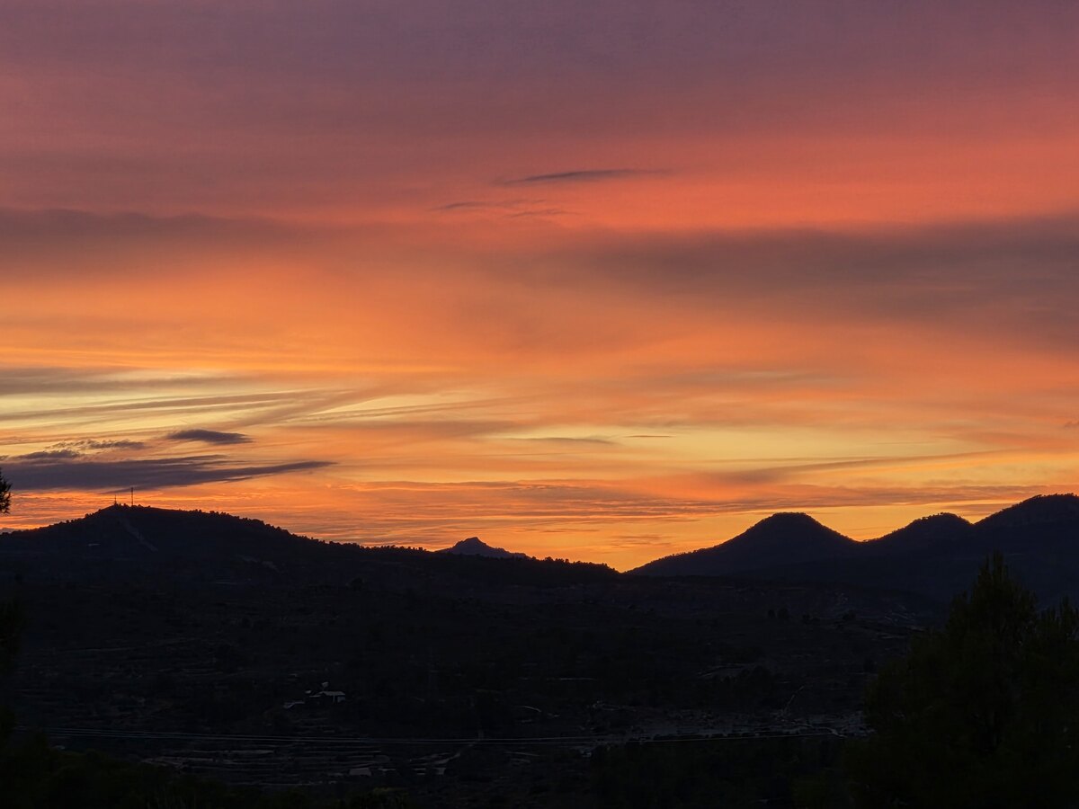 Zonsondergang boven de bergen